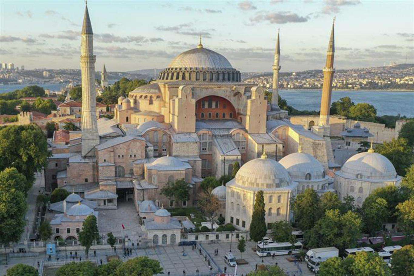 Sosyal medya kullanıcılarından Sözcü gazetesinin Ayasofya Camii hazımsızlığına tepki Sosyal medya kullanıcılarından Sözcü gazetesinin Ayasofya Camii hazımsızlığına tepki